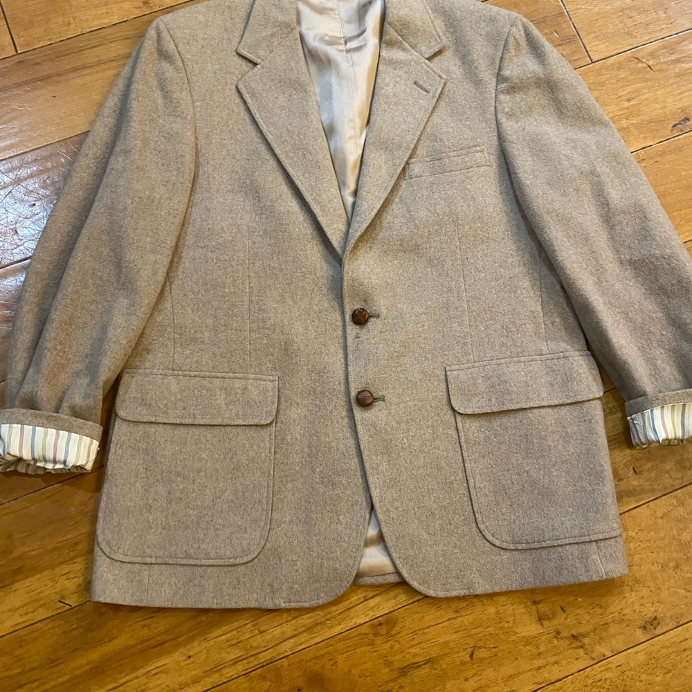 100% wool creamy tan blazer. Excellent condition vintage, oversized XL fit